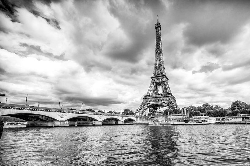 Eiffelturm in Paris mit bedrohlichem Himmel von Celina Dorrestein