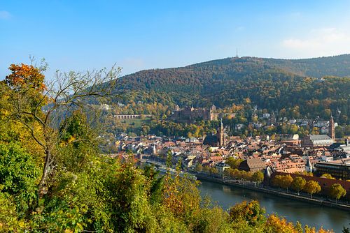 Heidelberg aan de rivier de Neckar tijdens een mooie herfstdag