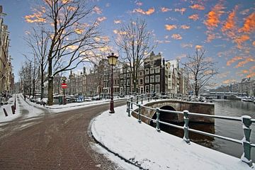 Besneeuwd Amsterdam bij zonsondergang in Nederland van Eye on You