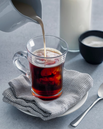 Koffie met een wolkje melk