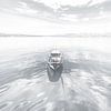 High Key Minimalistisch Landschap Meer met Boot van Art By Dominic