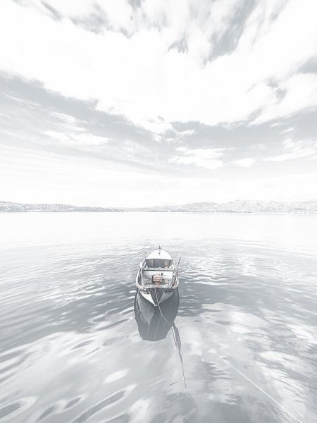 High Key Minimalistische Landschaft See mit Boot von Art By Dominic