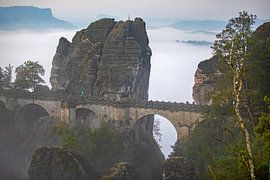 De Basteibrug in de mist - Saksisch Zwitserland (Elbezandsteengebergte) van t.ART