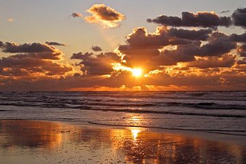 Zonsondergang aan de Noordzee in Nederland by Eye on You