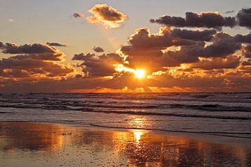 Zonsondergang aan de Noordzee in Nederland von Eye on You