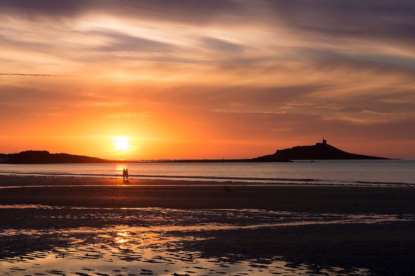 Romantischer Sonnenuntergang am Strand in der Bretagne von Rob IJsselstein