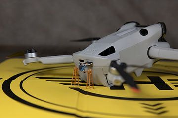 miniatuurfiguren die de simkaart van de drone vervangen van ChrisWillemsen