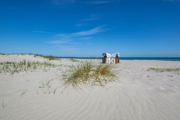 zwei weiß-braune Strandkörbe am Strand in Prerow