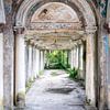 Korridor im verlassenen Bahnhof. von Roman Robroek – Fotos verlassener Gebäude