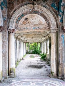 Corridor dans une gare abandonnée. sur Roman Robroek - Photos de bâtiments abandonnés