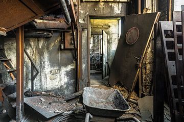Abandoned industry - The door... van Vozz PhotoGraphy