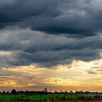 Dreigende wolken boven Birstum van Jakob Huizen van