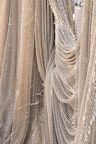 Beige vissersnetten in Frankrijk. Neutrale kleuren reisfotografie