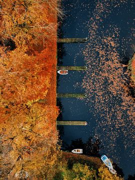 Eenzaam bootje aan de steiger in de herfst van Nico van Maaswaal