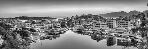 Agios Nikolaos op Kreta in het ochtendlicht in zwart-wit.