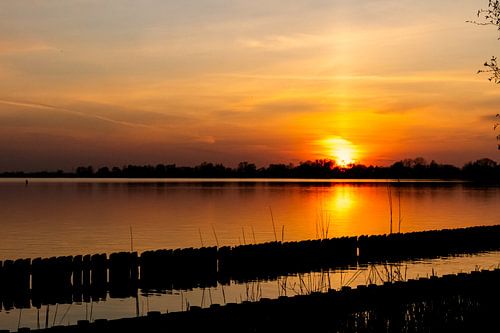 Coucher de soleil rouge au bord de l'eau