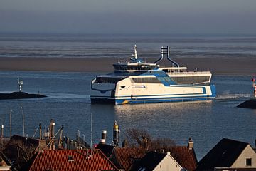 MS WIllem Barentsz draait de haven van Terschelling binnen, einde middag. van Mooi op Terschelling