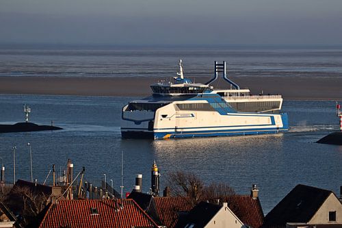 MS WIllem Barentsz draait de haven van Terschelling binnen, einde middag.