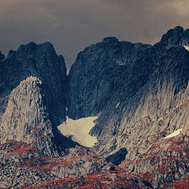 Dramatische Gipfel der Lofoten in Norwegen von Anam Nàdar