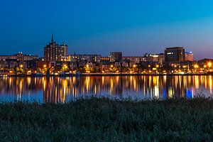 Blick über die Warnow auf die Hansestadt Rostock am Abend
