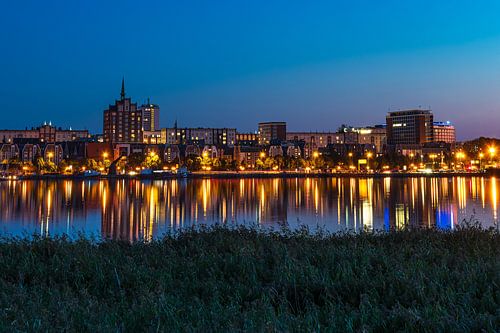 Uitzicht over de Warnow naar de Hanzestad Rostock bij avond