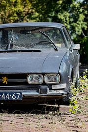 verwaarloosde Peugeot 504 coupe