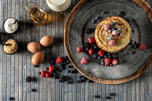 Overheerlijke pancake met verse frambozen en blauwe bessen