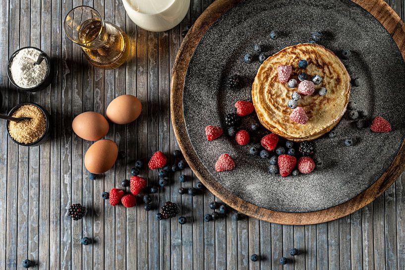 Délicieuse crêpe avec des framboises et des myrtilles fraîches. par Anja Jansen