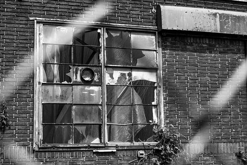 Gebroken ramen en fabriekshal Hembrugterrein