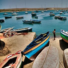 tiny harbour on the cape verde islands sur Jonathan van Rijn