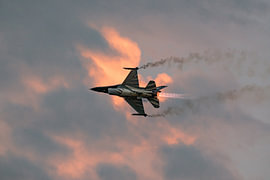 F-16 avec postcombustion au coucher du soleil sur Rense Sjoers