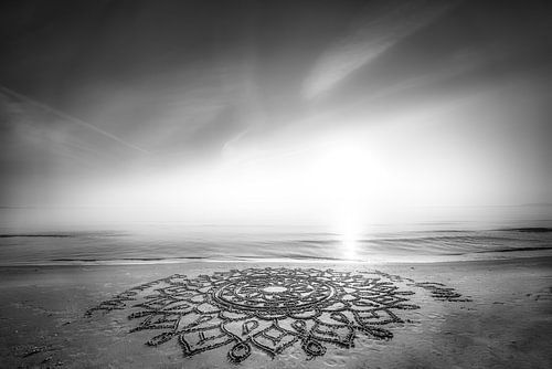 Mandalay op het strand bij zonsopgang. Zwart-wit beeld.