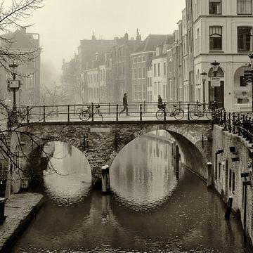Straatfotografie in Utrecht. De Maartensbrug en Oudegracht in sepia
