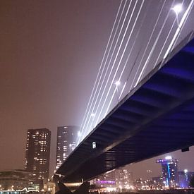 Erasmusbrug Rotterdam bij nacht von Leonie Vreeswijk-Feith