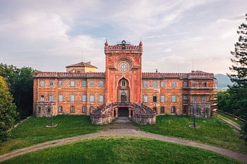 Verlassenes Schloss in italienischer Landschaft von Sven en Roman