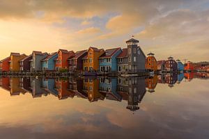 Gekleurde huisjes van Reitdiephaven in de avondzon