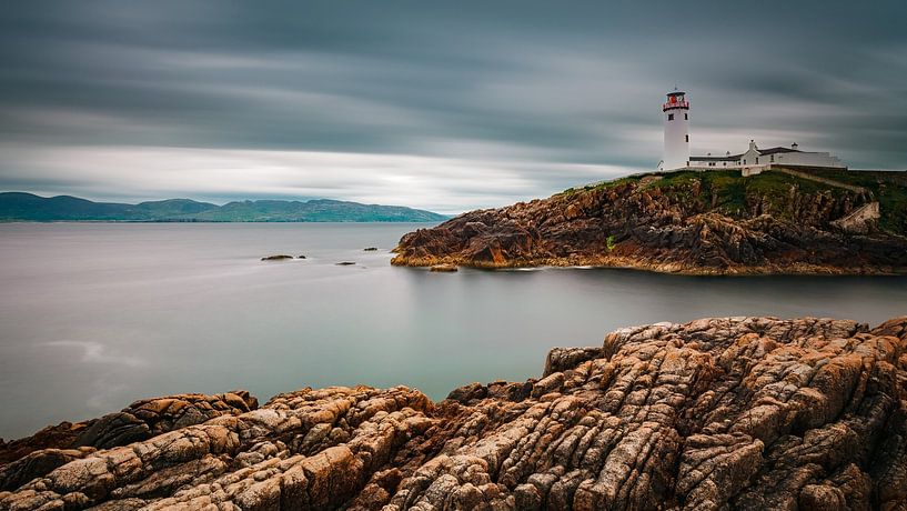De vuurtoren van Fanad Head in Ierland van Roland Brack