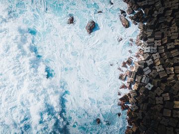 Wellen an der Küste Madeiras. von Roman Robroek – Fotos verlassener Gebäude