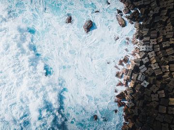 Vagues sur la côte de Madère.