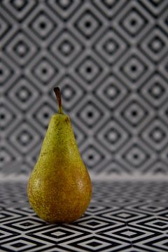 Close-up of a pear against a graphic background. van Adriana