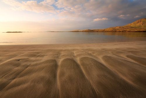 Sonnenuntergang und Sandstrukturen am Glassilaun Beach