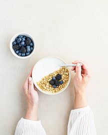 Zwei Hände, eine Schüssel mit Müsli und Heidelbeeren von Lucyna Smulders Photography