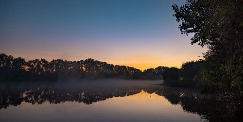 Zonsopkomst op een mistige ochtend