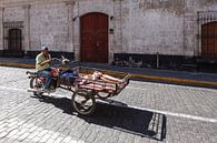 Straßenszene mit Motorrad und Güterwagen in Arequipa, Peru von Martin Stevens Miniaturansicht