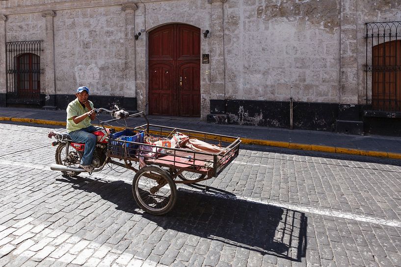 Straat tafreel met motorbakfiets in Arequipa, Peru van Martin Stevens