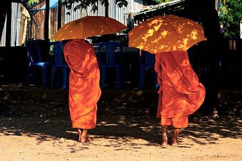 Schaduw en licht op Cambodjaanse monniken