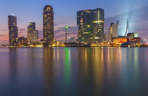 Skyline van Rotterdam na zonsondergang. 