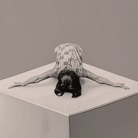 Bowing dancer with arms wide open. van René von Hout