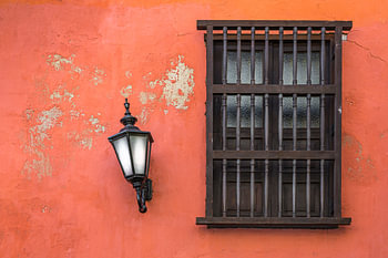 Alte Mauer mit Fenster und Laterne