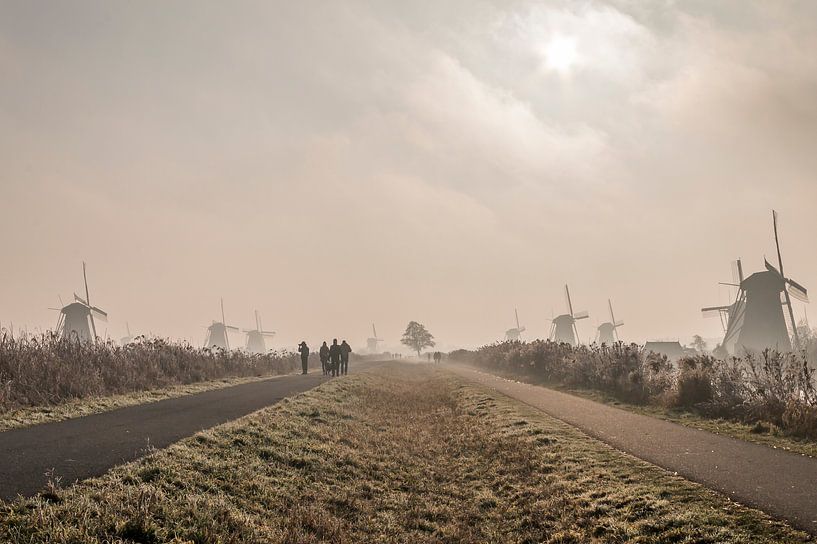 Schilderachtig Kinderdijk in de mist van Mark den Boer